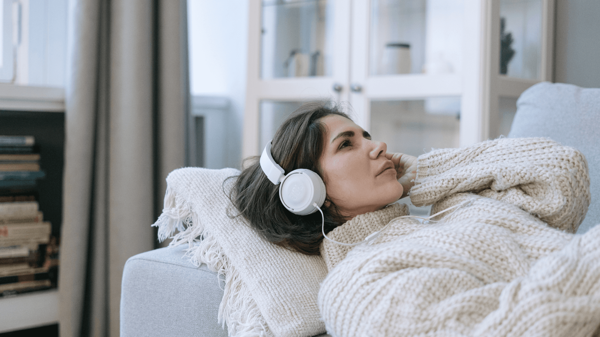 Mujer escuchando música con audífonos - Nueva experiencia de audio digital