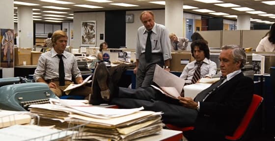 Sala de redacción tradicional con papeles y procesos manuales